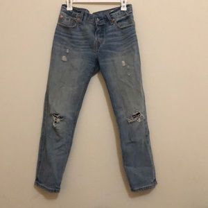 Levi’s Mid-rise Distressed 501 CTs